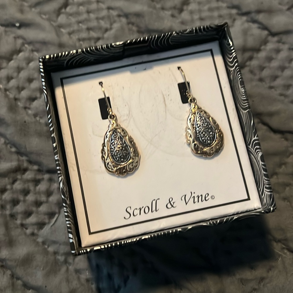 Scroll & Vine : Silver and Black Tear Drop Earrings